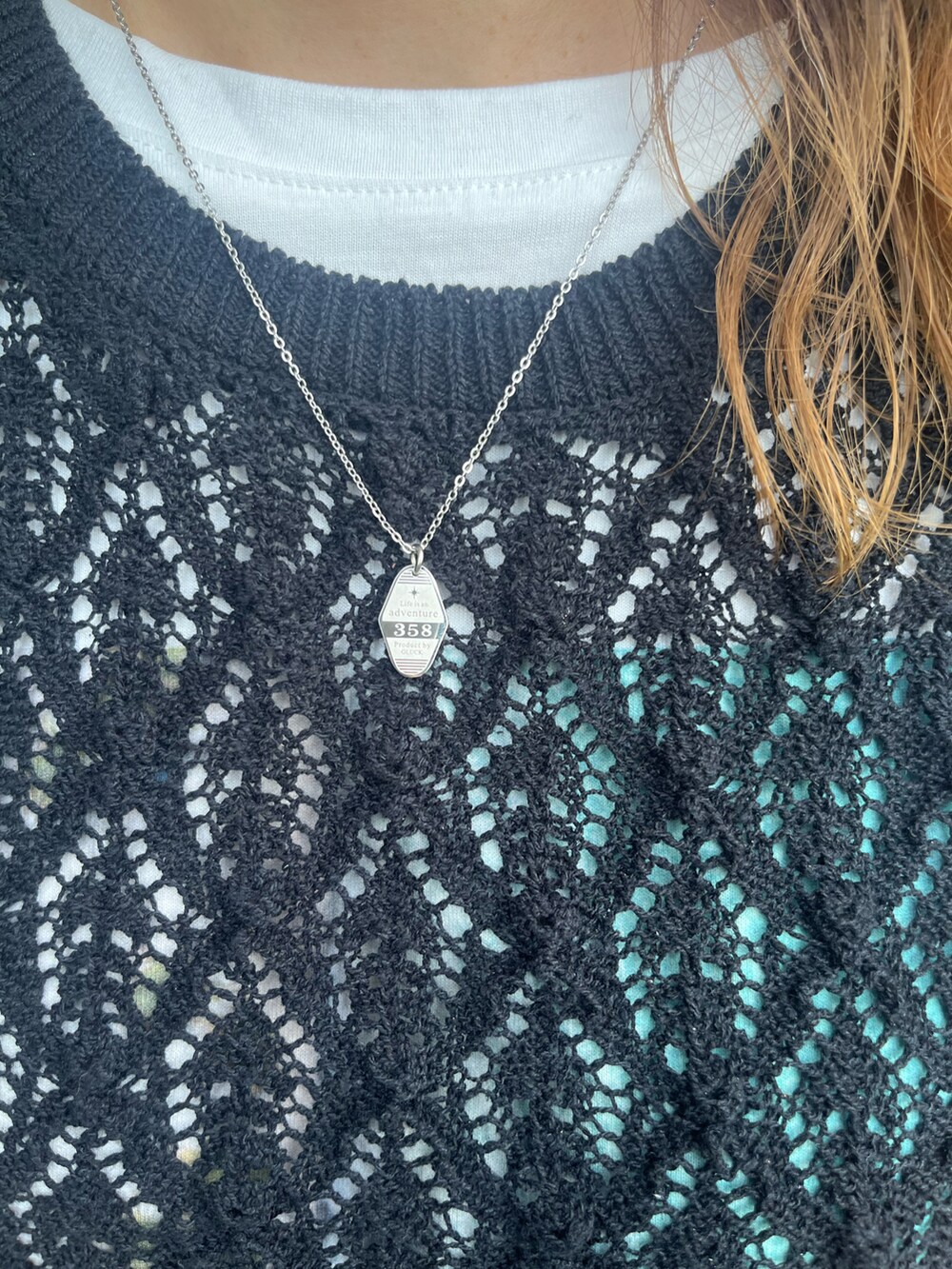 ブラック系のベスト、ブラウン系のスラックス、ホワイト系のTシャツ/カットソーを着用したレディースの夏コーディネートの4枚目の写真