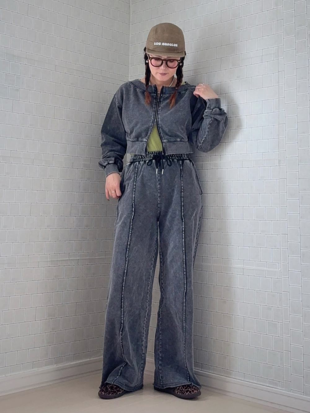 グレー系のパーカー、グレー系のスウェットパンツ、その他のスニーカーを着用したレディースの冬コーディネートの3枚目の写真