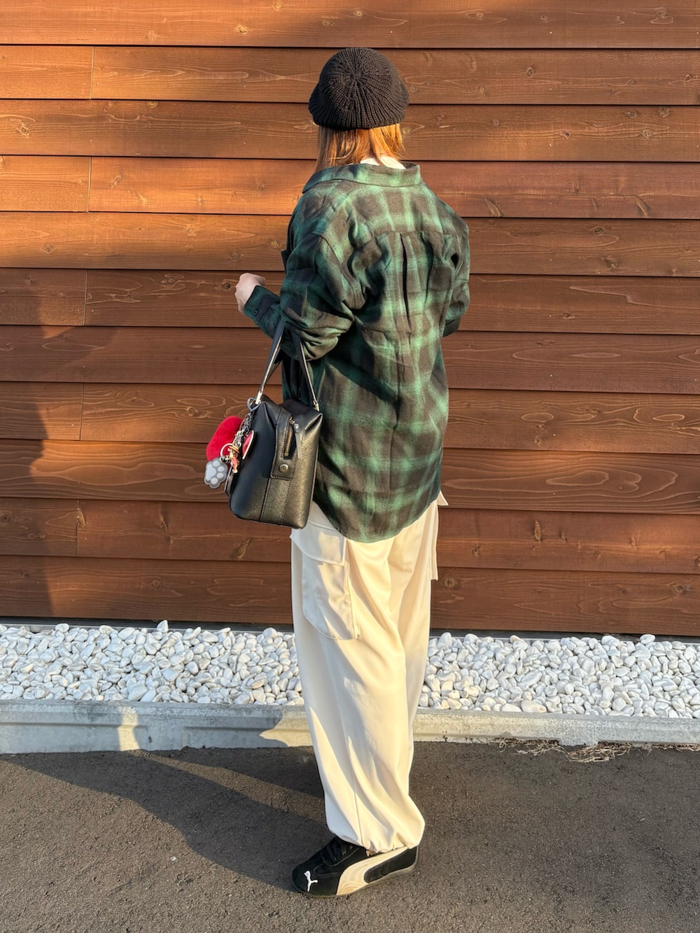 ホワイト系のTシャツ/カットソー、グリーン系のシャツ/ブラウス、ホワイト系のその他パンツを着用したレディースの秋コーディネートの4枚目の写真