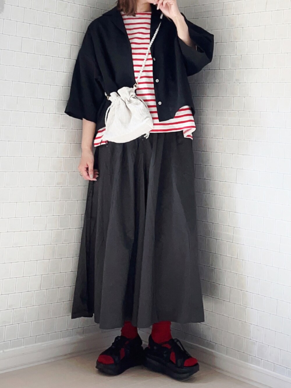 グレー系のその他パンツ、ブラック系のシャツ/ブラウス、レッド系のTシャツ/カットソーを着用したレディースの春コーディネートの4枚目の写真