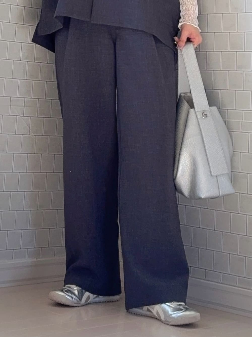 シルバー系のスニーカー、グレー系のシャツ/ブラウス、グレー系のスラックスを着用したレディースの春コーディネートの4枚目の写真