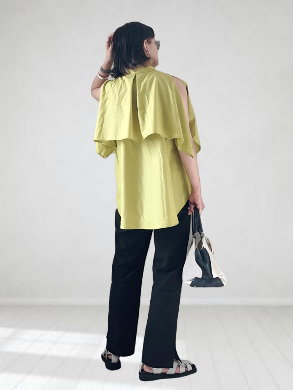 グリーン系のシャツ/ブラウス、ブラック系のその他パンツ、ホワイト系のバッグを着用したレディースの夏コーディネートの2枚目の写真