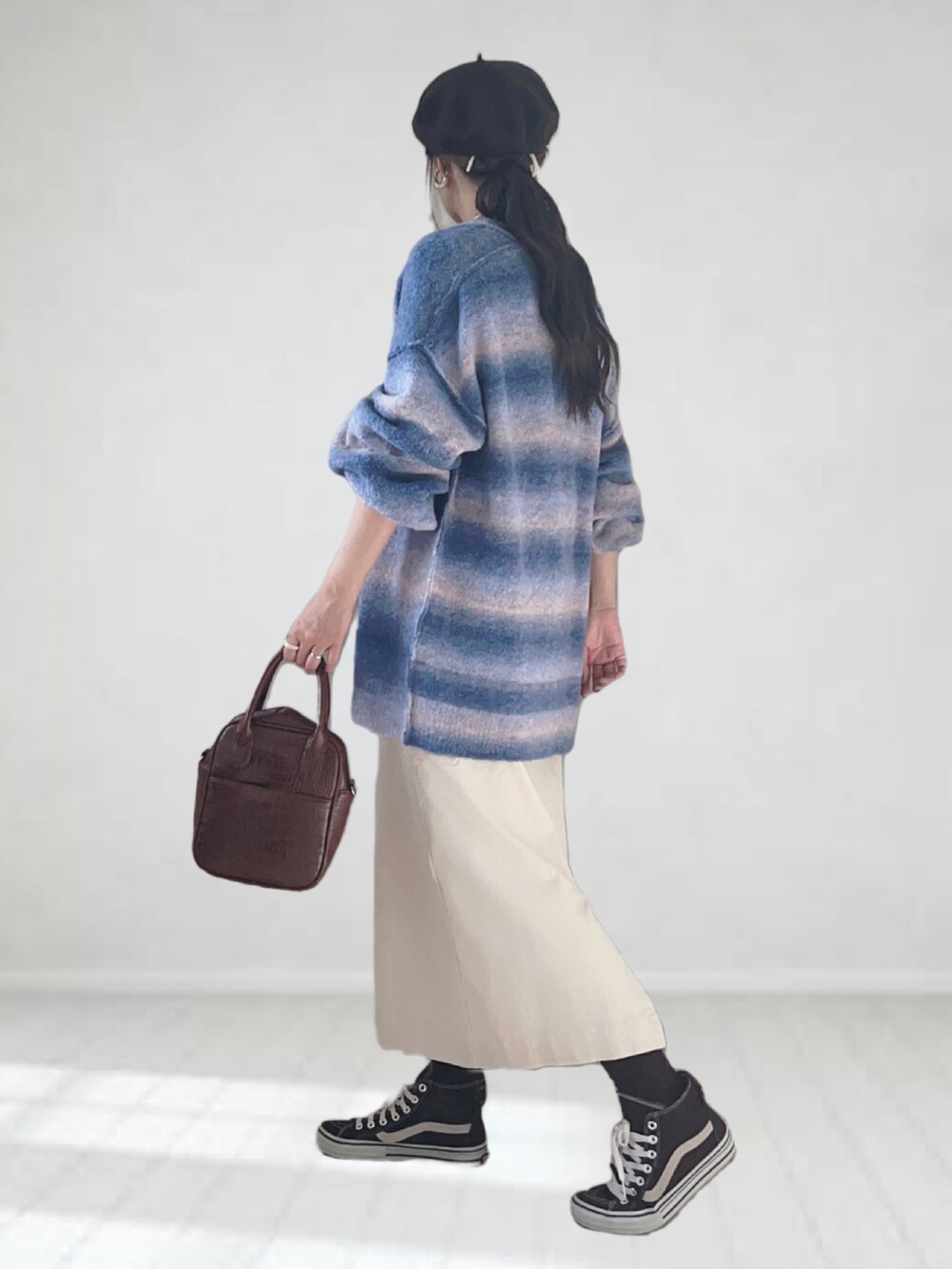 「秋コーデ、FREDY&GLOSTER、カーディガン、秋服準備はじめました、ゆるコーデ、大人カジュアル、サロペット、ジャンパースカート、ベレー帽、メガネ女子、ハンドバッグ、プチプラ、スニーカー、ビッグシルエット、レイヤードスタイル」|「fredy emueのグラデーションニットカーディガン(カーディガン/ボレロ、ブルー系)」を使った、UMiSatoさん(レディース・163cm)の秋コーディネートの2枚目の写真