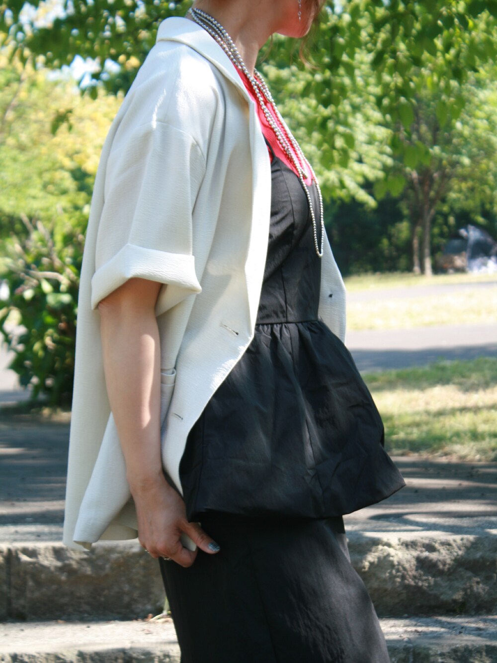 ブラック系のサロペット/オーバーオール、ホワイト系のテーラードジャケット、レッド系のTシャツ/カットソーを着用したレディースの夏コーディネートの4枚目の写真