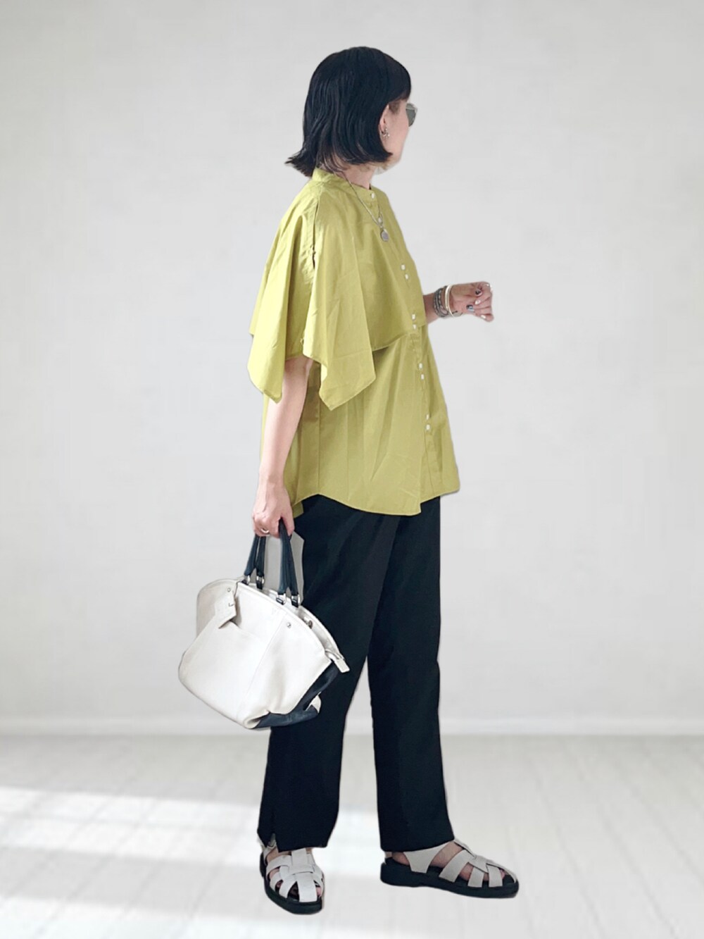 グリーン系のシャツ/ブラウス、ブラック系のその他パンツ、ホワイト系のバッグを着用したレディースの夏コーディネートの5枚目の写真
