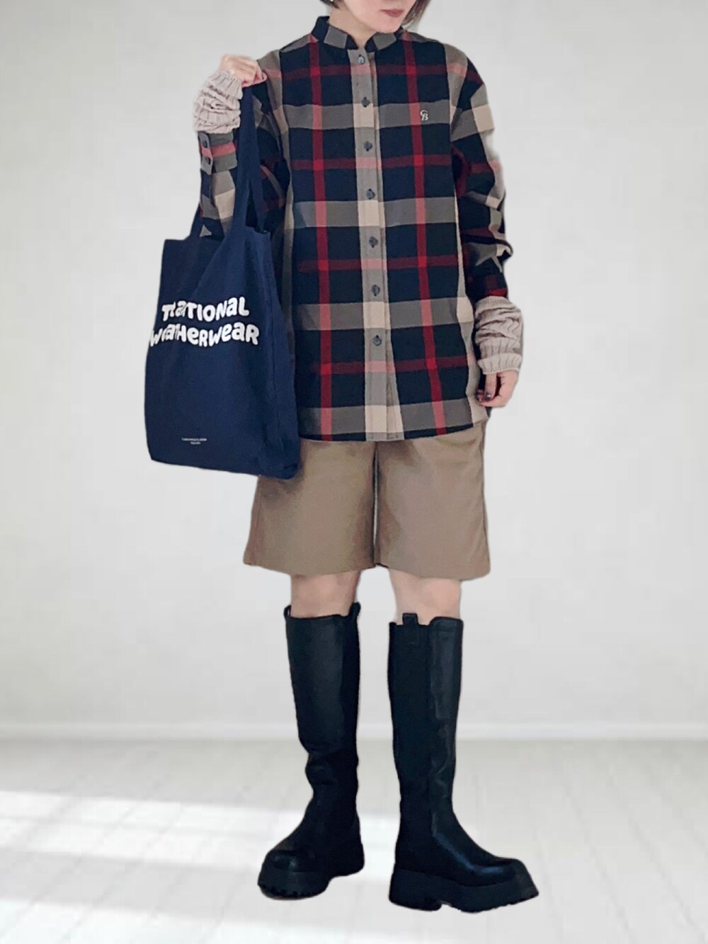 ブルー系のシャツ/ブラウス、ホワイト系のブルゾン、ベージュ系のその他パンツを着用したレディースの秋コーディネートの2枚目の写真