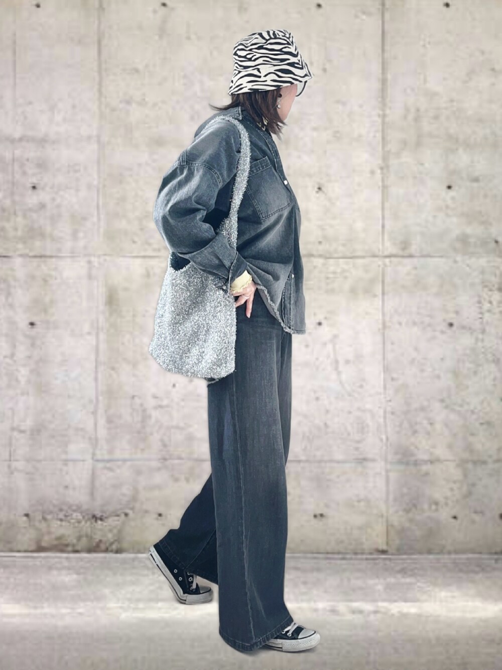 グレー系のシャツ/ブラウス、グレー系のデニムパンツ、イエロー系のTシャツ/カットソーを着用したレディースの冬コーディネートの4枚目の写真