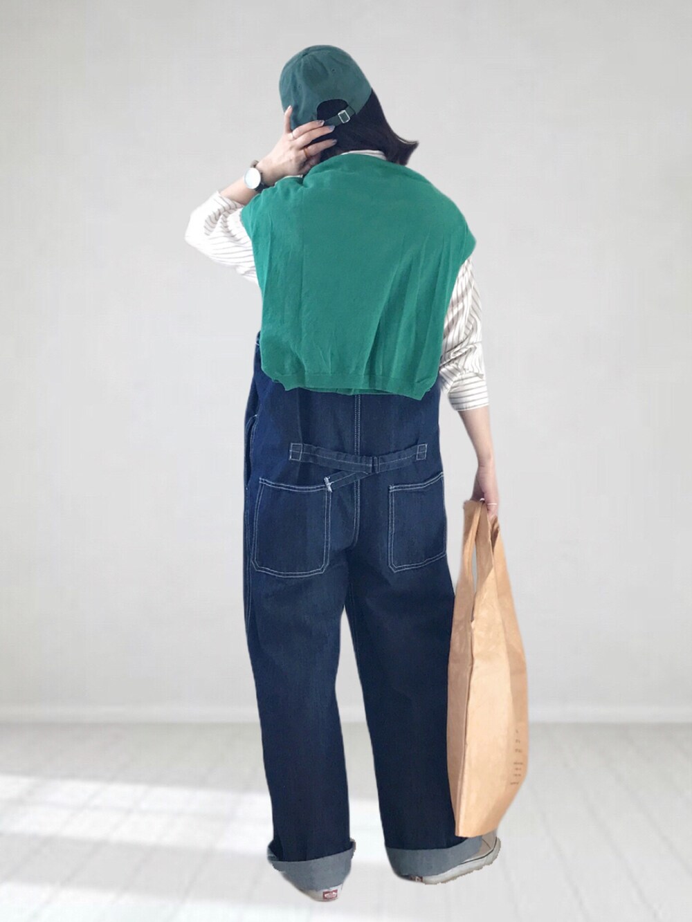ブルー系のサロペット/オーバーオール、ベージュ系のトートバッグ、ベージュ系のシャツ/ブラウスを着用したレディースの春コーディネートの3枚目の写真