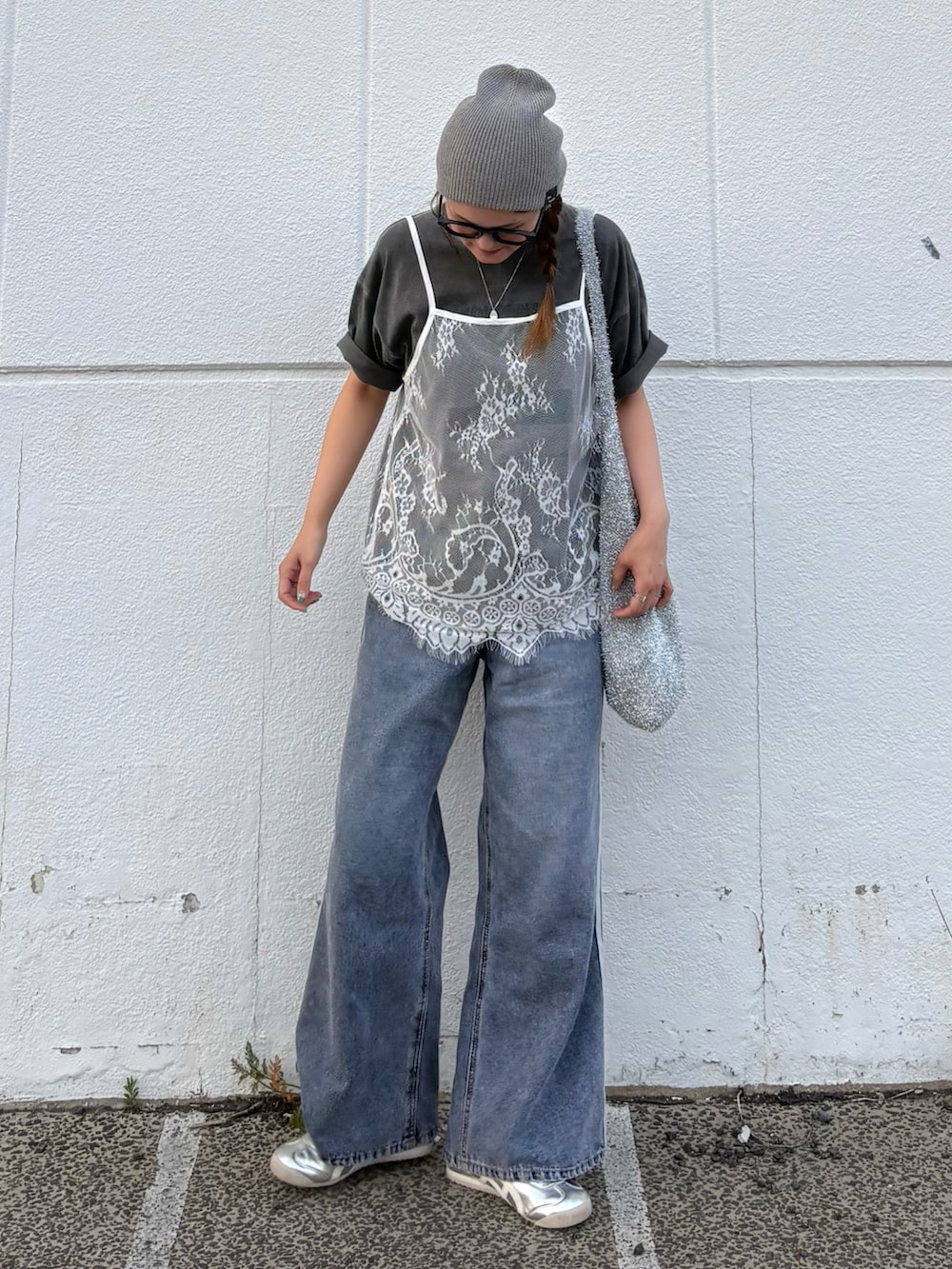 ブルー系のデニムパンツ、シルバー系のトートバッグ、シルバー系のスニーカーを着用したレディースの夏コーディネートの4枚目の写真