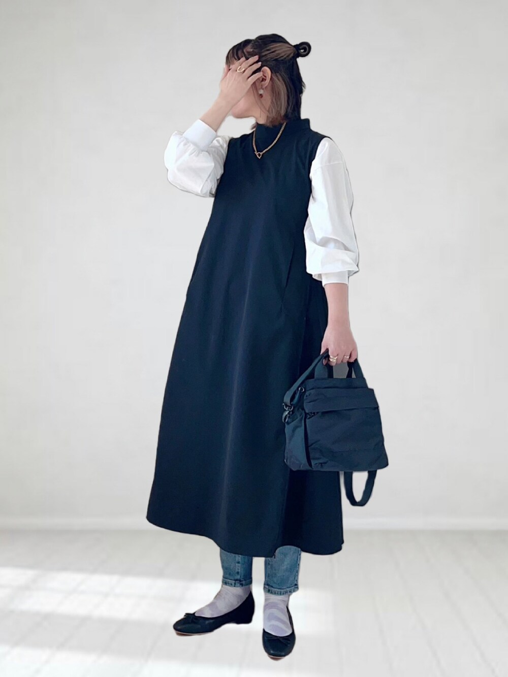 「SENSE OF PLACE by URBAN RESEARCH、Plantation(Plantation)、ロングワンピース、デニム、春夏コーデ、ごきげんウィーク、休日スタイル、プチプラ、レイヤードスタイル、きれいめカジュアル、モノトーンコーデ、メガネ女子、バレエシューズ、ショルダーバッグ、ボリューム袖」｜「SENSE OF PLACE by URBAN RESEARCHのUiscel　ドライテントラインノースリーブワンピース（ワンピース、ブラック系）」を使った、UMiSatoさん（レディース・163cm）の春コーディネートの2枚目の写真