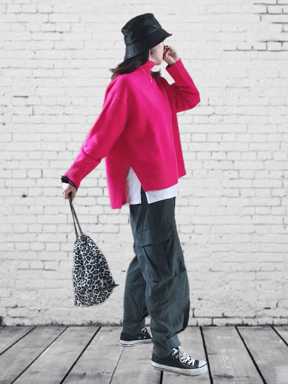 ピンク系のニット/セーター、グレー系のカーゴパンツ、ブラウン系のバッグを着用したレディースの秋コーディネートの3枚目の写真