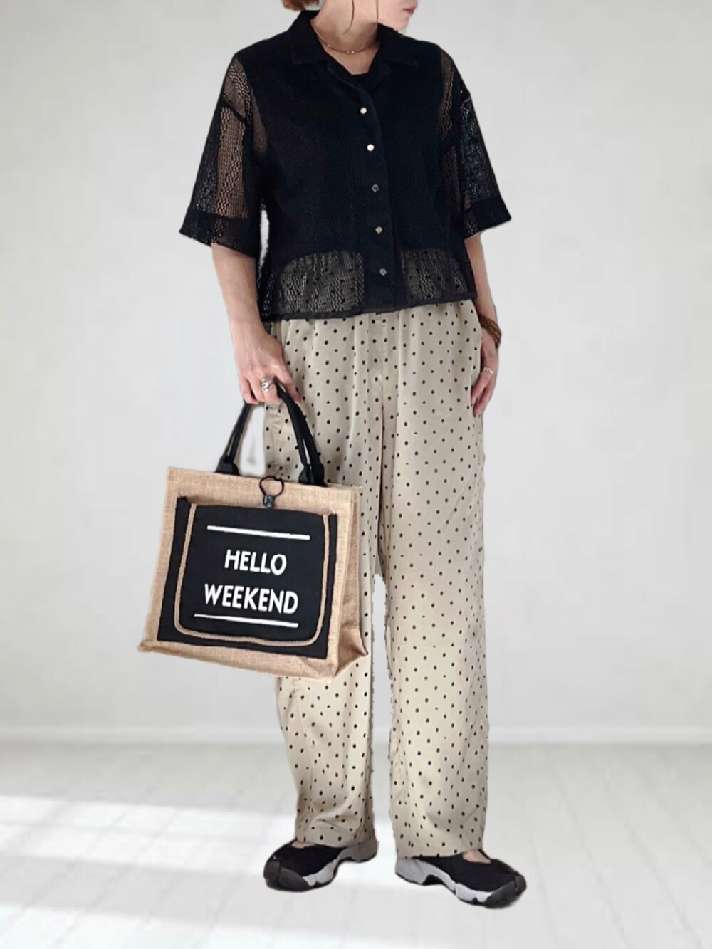 ブラック系のシャツ/ブラウス、ベージュ系のその他パンツ、ブラック系のかごバッグを着用したレディースの春コーディネートの3枚目の写真