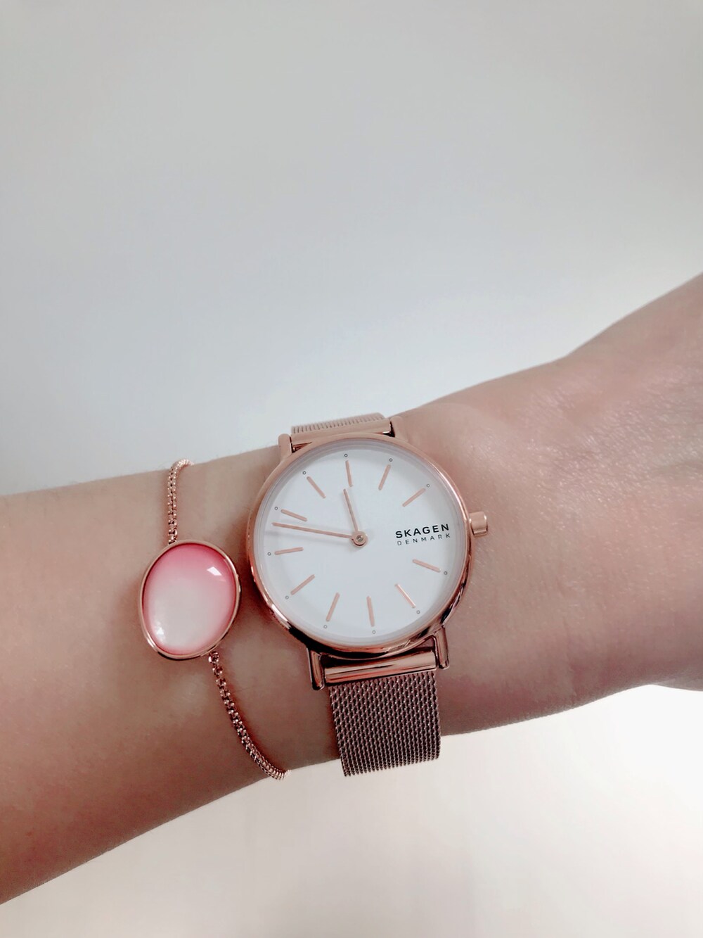 ブラック系のスカート、ホワイト系のTシャツ/カットソー、ブラック系のベストを着用したレディースの春コーディネートの3枚目の写真