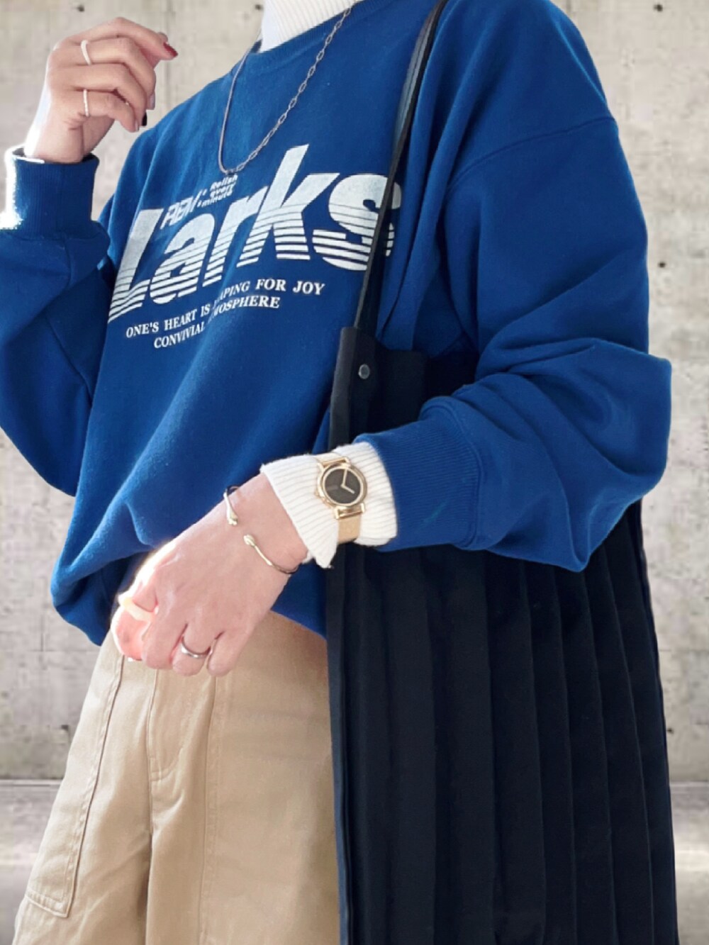 「PR、SKAGEN、新星WEARISTAにエントリー、シンプルコーデ、冬コーデ、スウェット、レイヤードスタイル、お出かけコーデ、休日スタイル、プチプラ、ブーツ、韓国ファッション、マイベストコーデ2023」｜「SKAGENのSIGNATUR LILLE SKW3111（アナログ腕時計、ゴールド系）」を使った、UMiSatoさん（レディース・163cm）の冬コーディネートの2枚目の写真