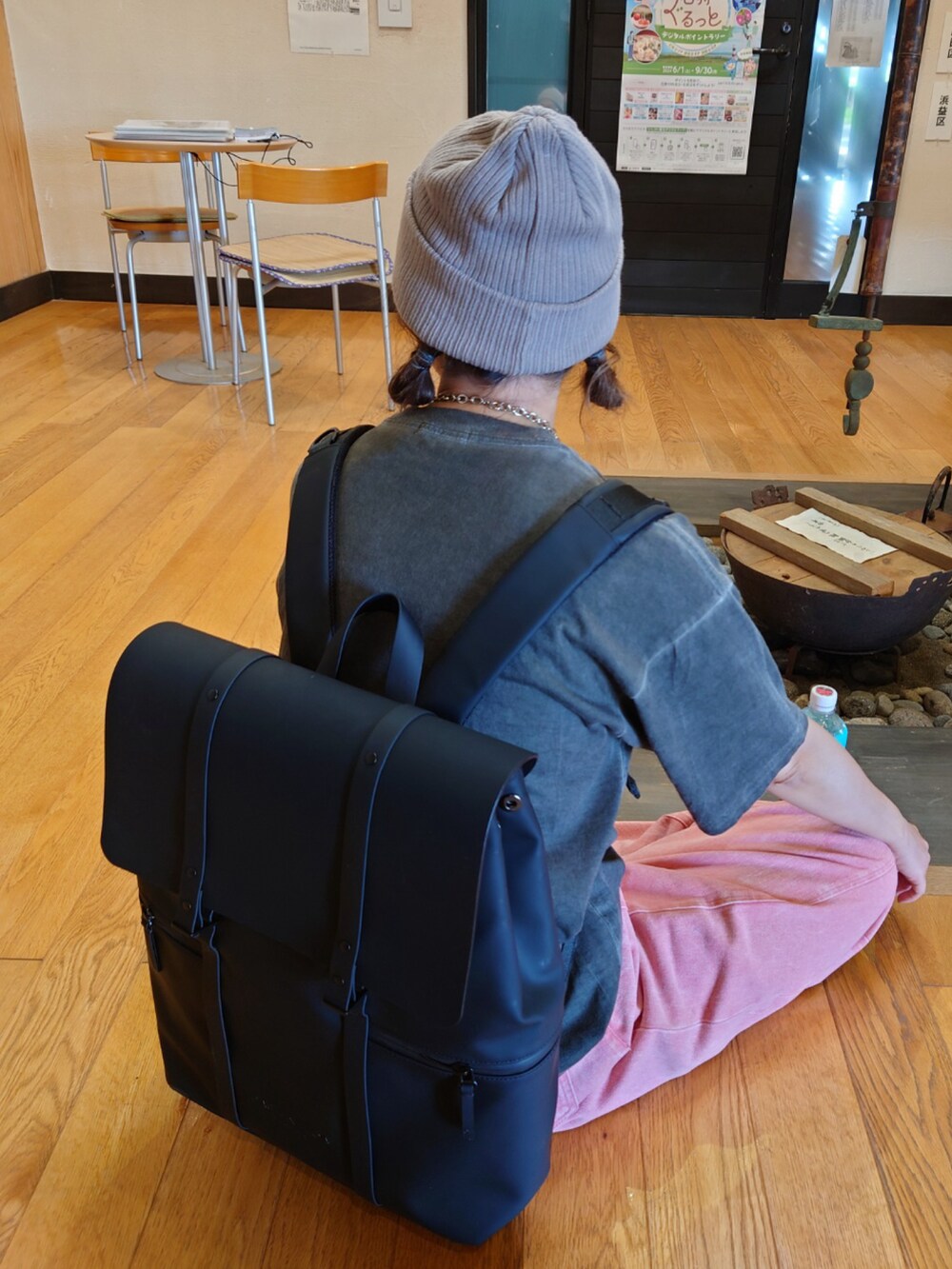 ブラック系のバックパック/リュック、グレー系のTシャツ/カットソー、ブラック系のサンダルを着用したレディースの夏コーディネートの4枚目の写真