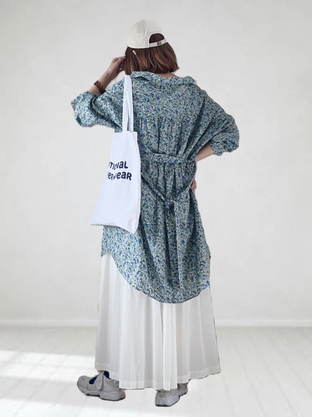 「tobbyagnesb、シャツワンピ、シンプルコーデ、花柄、キャップ、トートバッグ、ロングスカート、プチプラ、淡色コーデ、ビッグシルエット、スニーカー、春夏コーデ、初夏コーデ、休日スタイル、シャツスタイル」|「To b. by agnes b.のWEB限定 WT62 DRESS ブルーミングフラワードレスミニ(シャツワンピース、ブルー系)」を使った、UMiSatoさん(レディース・163cm)の春コーディネートの2枚目の写真