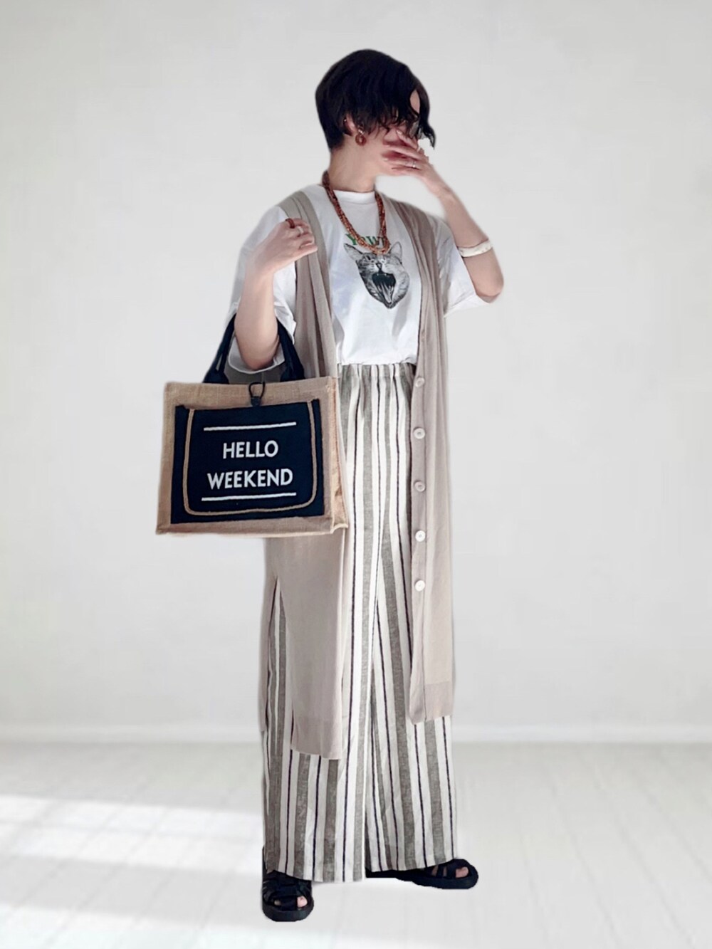 「FREDY&GLOSTER、ITEMS URBANRESEARCH、Tシャツ、オーバーサイズ、ストライプパンツ、休日スタイル、春夏コーデ、トートバッグ、淡色コーデ、ジレ、ナチュラル、グルカサンダル、タックイン、レイヤードスタイル、白Tシャツ」|「ITEMS URBANRESEARCHのリネンレーヨンワイドパンツ(その他パンツ、その他)」を使った、UMiSatoさん(レディース・163cm)の春コーディネートの2枚目の写真