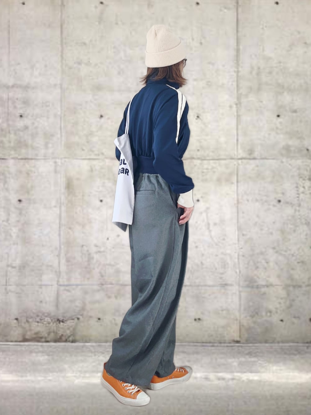 「PR、CLEA、ファッションを楽しもう、トラックジャケット、休日スタイル、お出かけコーデ、ストリート、秋冬コーデ、冬コーデ、メガネ女子、スニーカー、プチプラ、スポーツミックス、トートバッグ」｜「CLEAのラインショート丈トラックジャケット（ブルゾン、ブルー系）」を使った、UMiSatoさん（レディース・163cm）の秋コーディネートの4枚目の写真