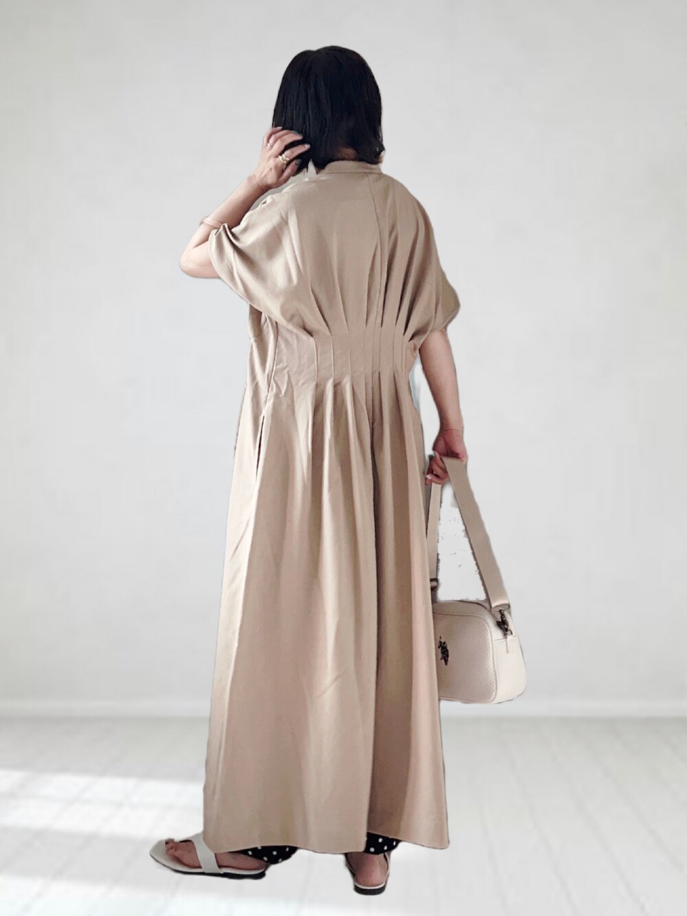 ベージュ系のワンピース、ブラック系のその他パンツ、ブラック系のタンクトップを着用したレディースの夏コーディネートの3枚目の写真