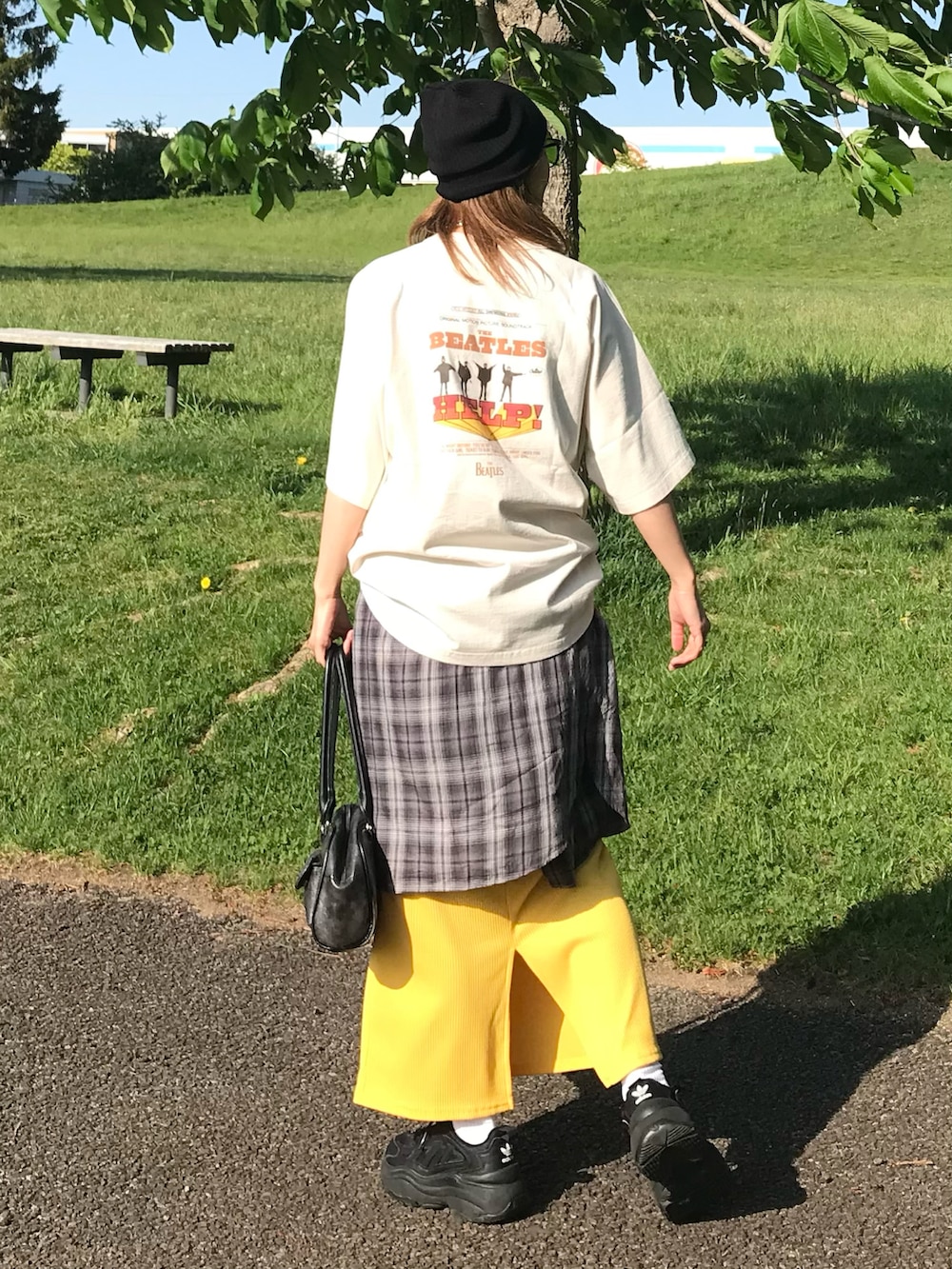 その他のTシャツ/カットソー、グレー系のシャツ/ブラウス、ブラック系のスニーカーを着用したレディースの夏コーディネートの2枚目の写真