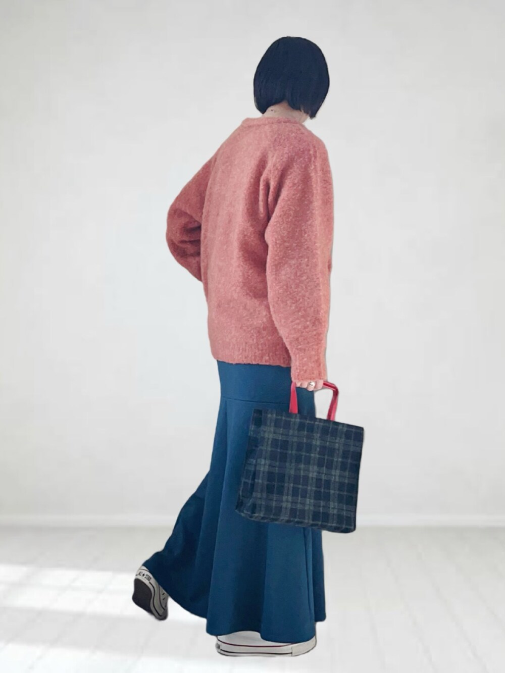 ピンク系のカーディガン/ボレロ、ブルー系のトートバッグ、ブルー系のスカートを着用したレディースの秋コーディネートの2枚目の写真