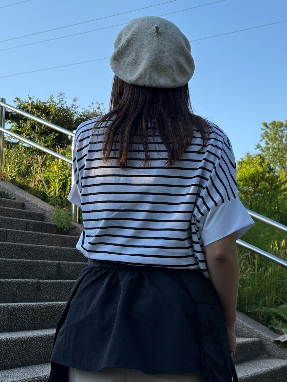 ベージュ系のその他パンツ、ホワイト系のTシャツ/カットソー、ホワイト系のスニーカーを着用したレディースの夏コーディネートの4枚目の写真