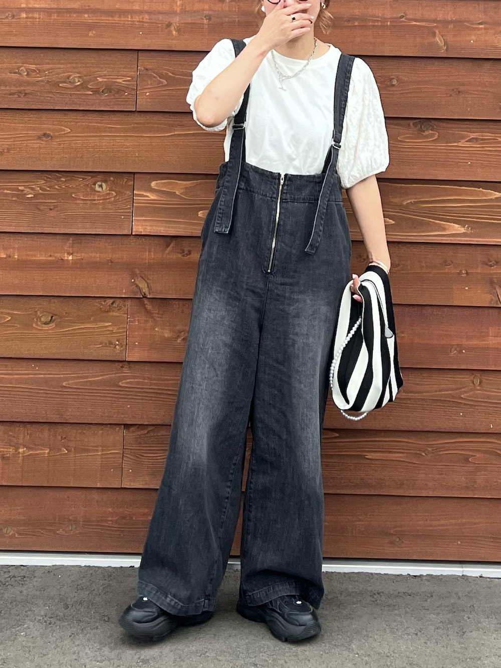 ホワイト系のTシャツ/カットソー、グレー系のデニムパンツ、ホワイト系のショルダーバッグを着用したレディースの夏コーディネートの3枚目の写真