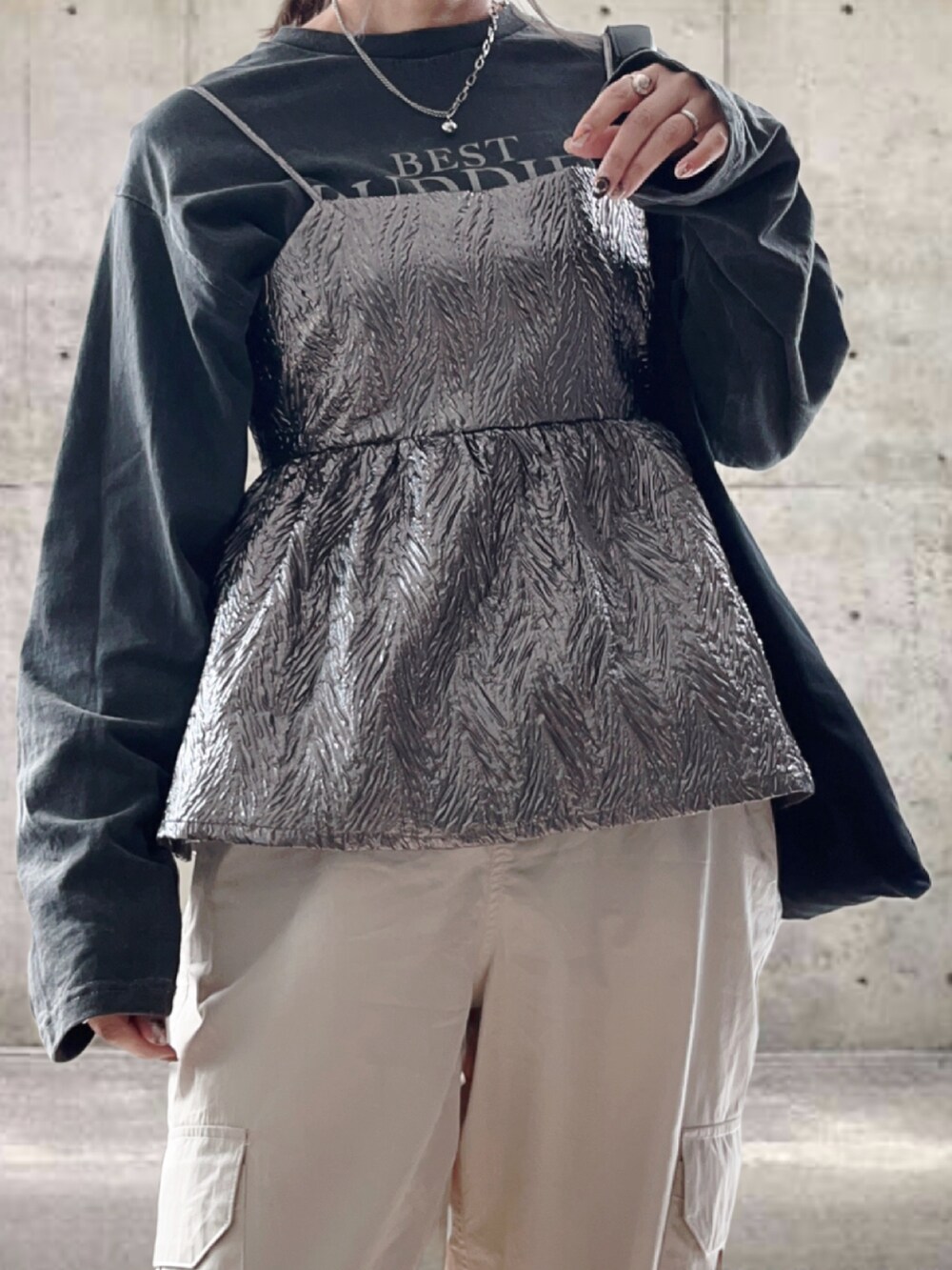 シルバー系のキャミソール、その他のTシャツ/カットソー、ホワイト系のその他パンツを着用したレディースの冬コーディネートの4枚目の写真