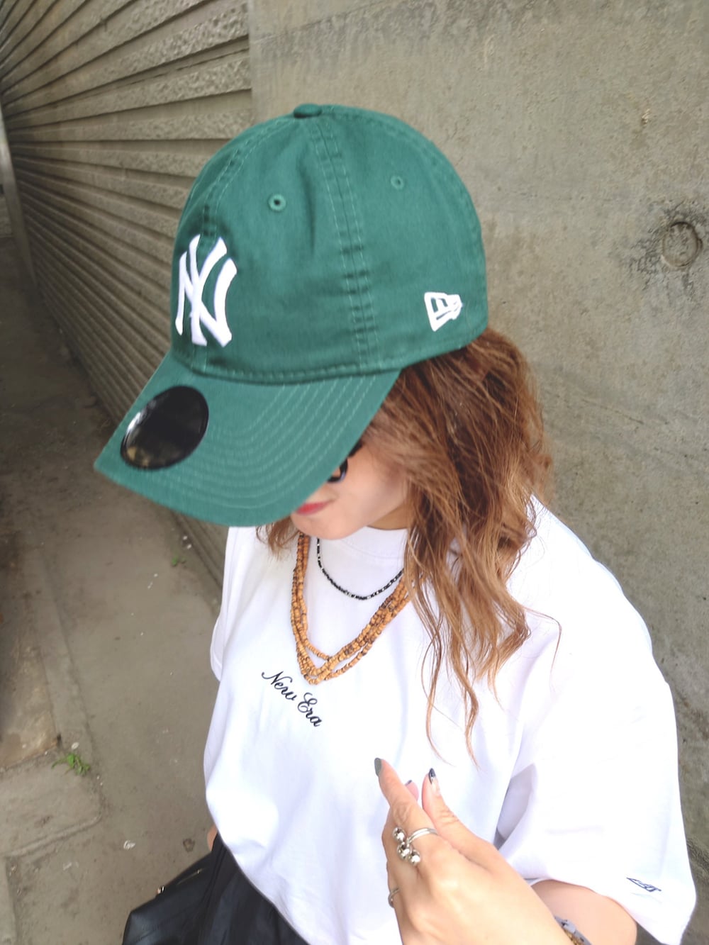 「NEW ERAの【ユニセックス】NEW ERA/ニューエラ オーバーサイズ/バックプリントTシャツ 14670939/14670940/14670941（Tシャツ/カットソー、ホワイト系）」を使った、UMiSatoさん（骨格ウェーブ・レディース・163cm）の夏コーディネートの5枚目の写真