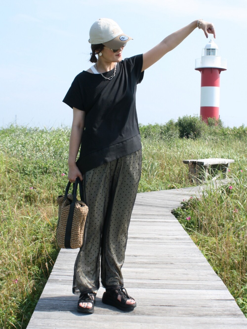 ブラック系のTシャツ/カットソー、ベージュ系のその他パンツ、ブラック系のパンツを着用したレディースの夏コーディネートの2枚目の写真