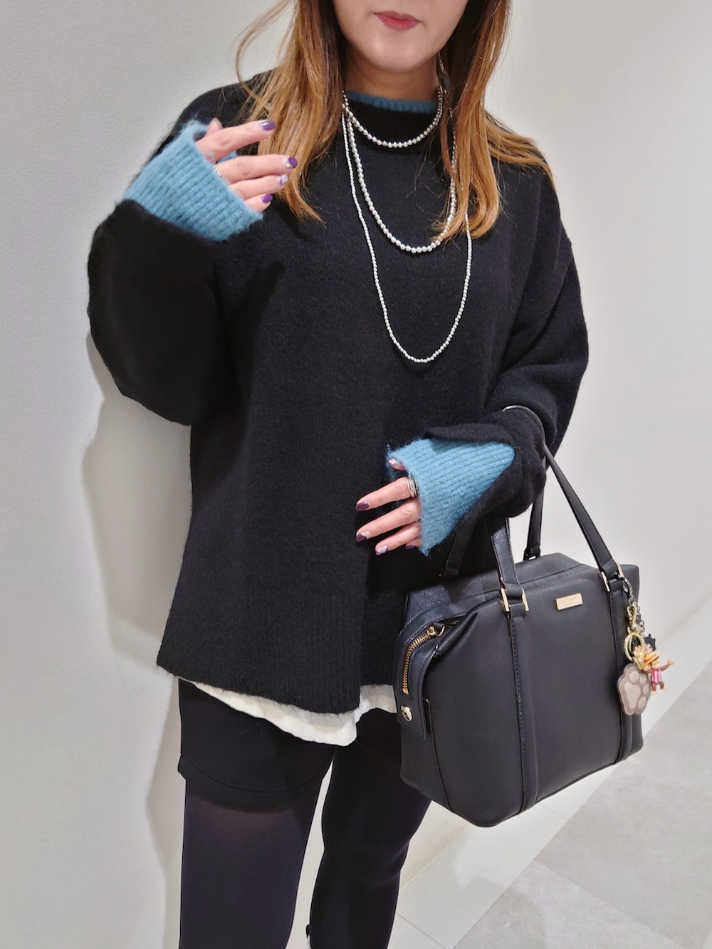 ブラック系のその他パンツ、ブラック系のブーツ、ブラック系のボストンバッグを着用したレディースの秋コーディネートの3枚目の写真