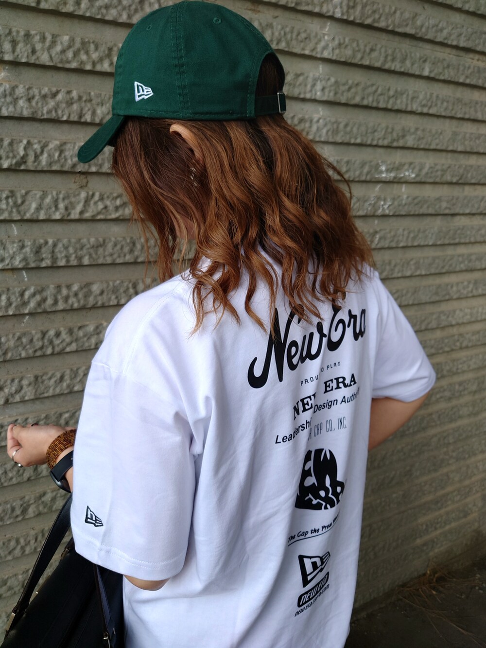 ホワイト系のTシャツ/カットソー、その他のスカート、ホワイト系のスニーカーを着用したレディースの夏コーディネートの4枚目の写真