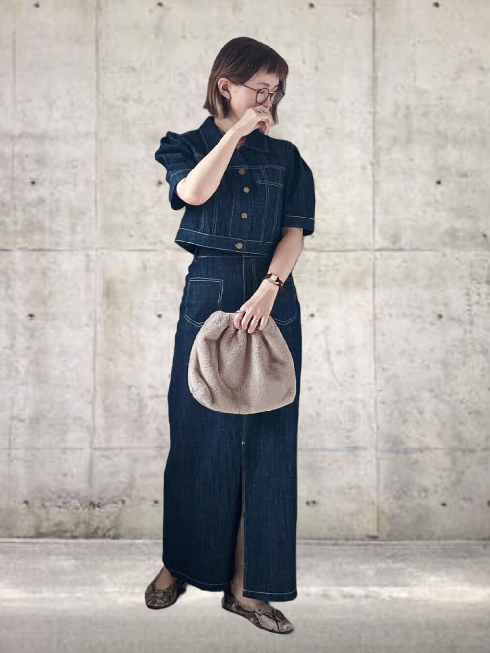 「秋コーデ、セットアップ、デニム、韓国ファッション、秋服準備はじめました、きれいめカジュアル、休日スタイル、ショート丈、お出かけコーデ、シンプルコーデ、ロングスカート、ベージュ、ジャケットスタイル、leja」｜「Lejaの【LEJA】配色ステッチ半袖クロップドデニムジャケット＆デニムスリットロングスカートセットアップ（ワンピース、ブルー系）」を使った、UMiSatoさん（レディース・163cm）の秋コーディネートの3枚目の写真