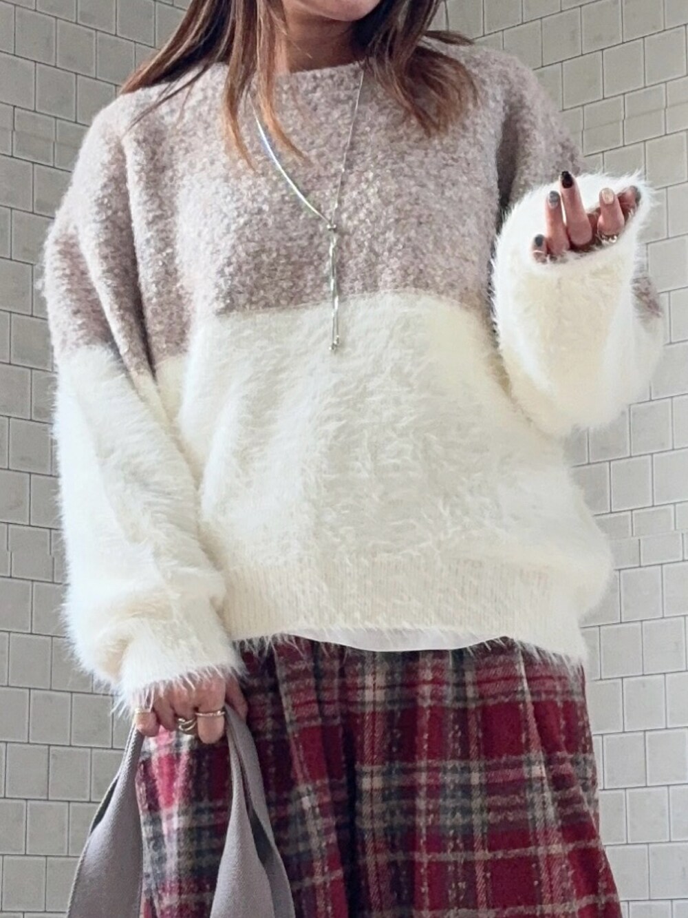 レッド系のその他パンツ、グレー系のトートバッグ、ベージュ系のニット/セーターを着用したレディースの冬コーディネートの3枚目の写真