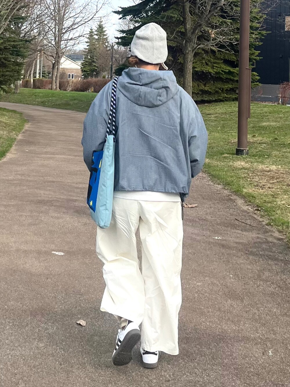 グレー系のシャツ/ブラウス、ベージュ系のその他パンツ、ブルー系のトートバッグを着用したレディースの春コーディネートの4枚目の写真