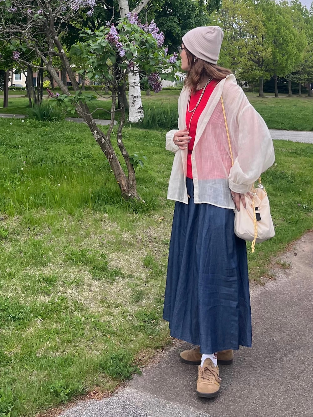 ブルー系のその他パンツ、ベージュ系のシャツ/ブラウス、ブラウン系のスニーカーを着用したレディースの春コーディネートの2枚目の写真
