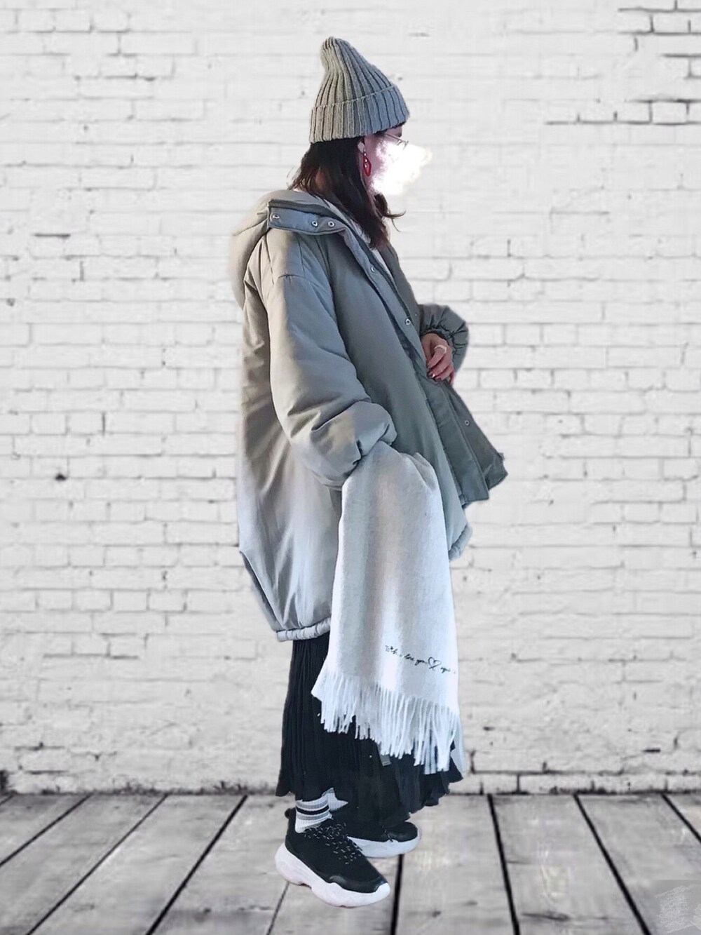 グリーン系のモッズコート、ホワイト系のスウェット、ブラック系のTシャツ/カットソーを着用したレディースの秋コーディネートの3枚目の写真