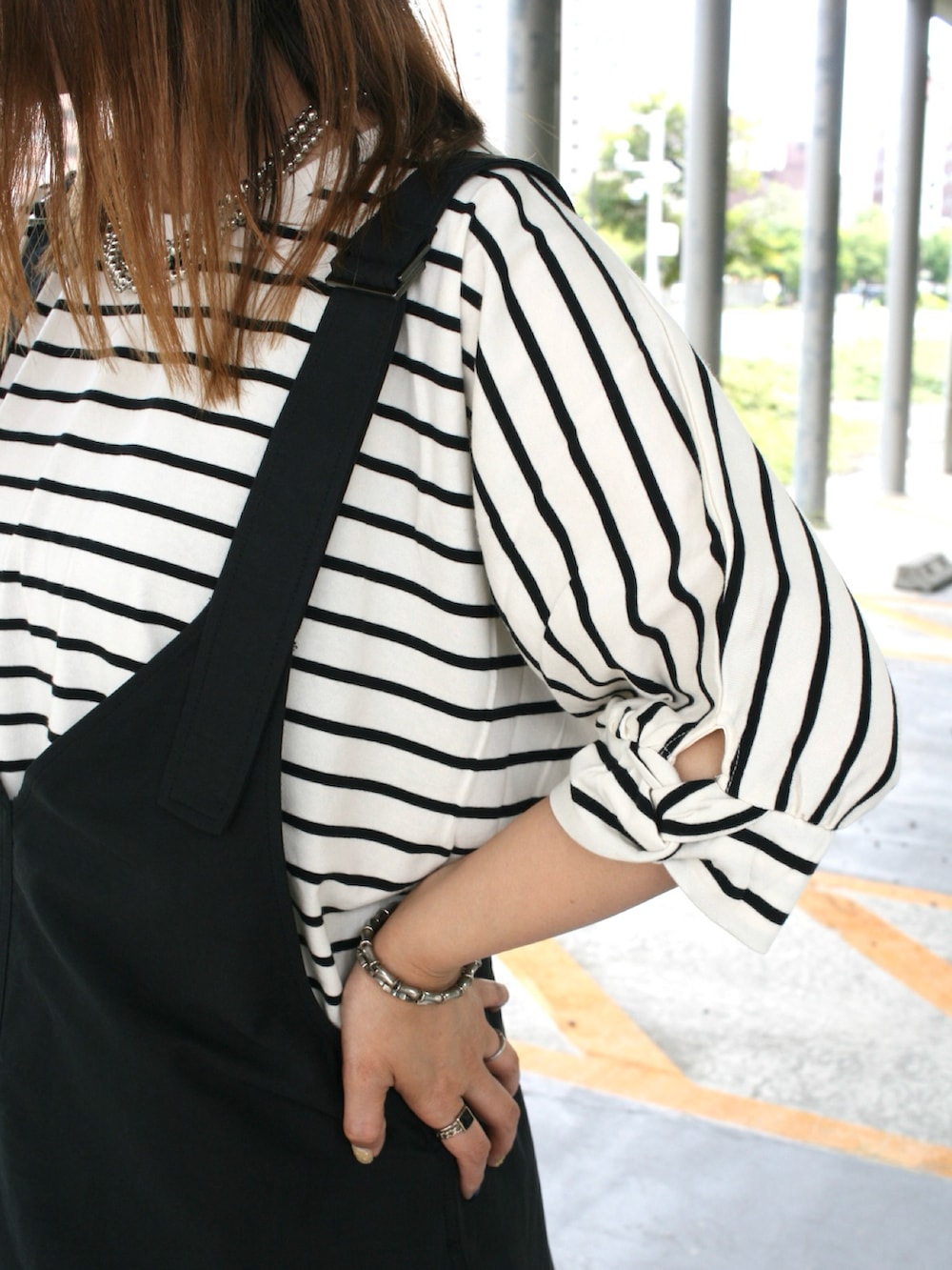 ブラック系のサンダル、その他のTシャツ/カットソー、ベージュ系のトートバッグを着用したレディースの夏コーディネートの3枚目の写真