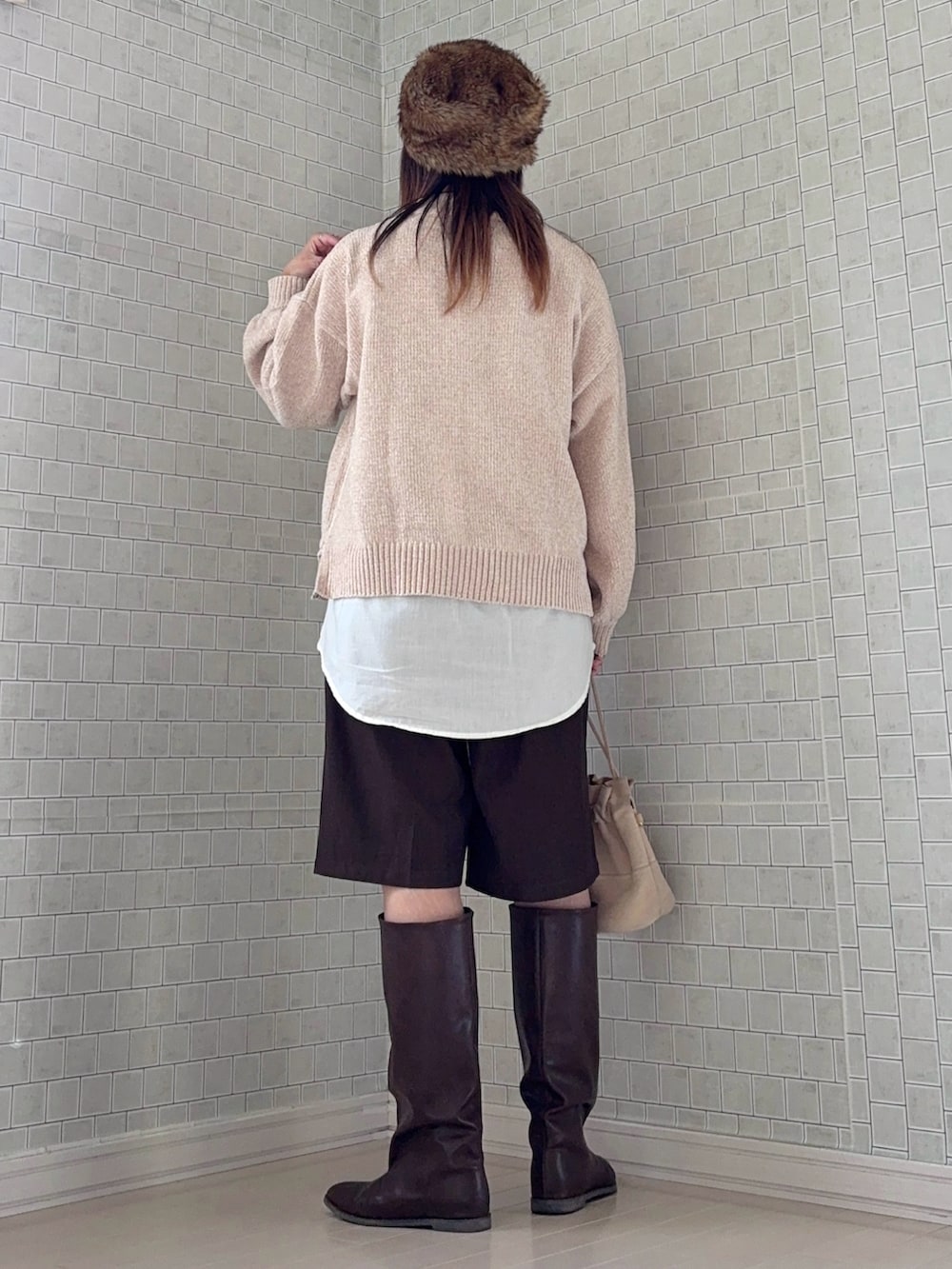ベージュ系のニット/セーター、ブラウン系のその他パンツ、ブラウン系のブーツを着用したレディースの冬コーディネートの5枚目の写真