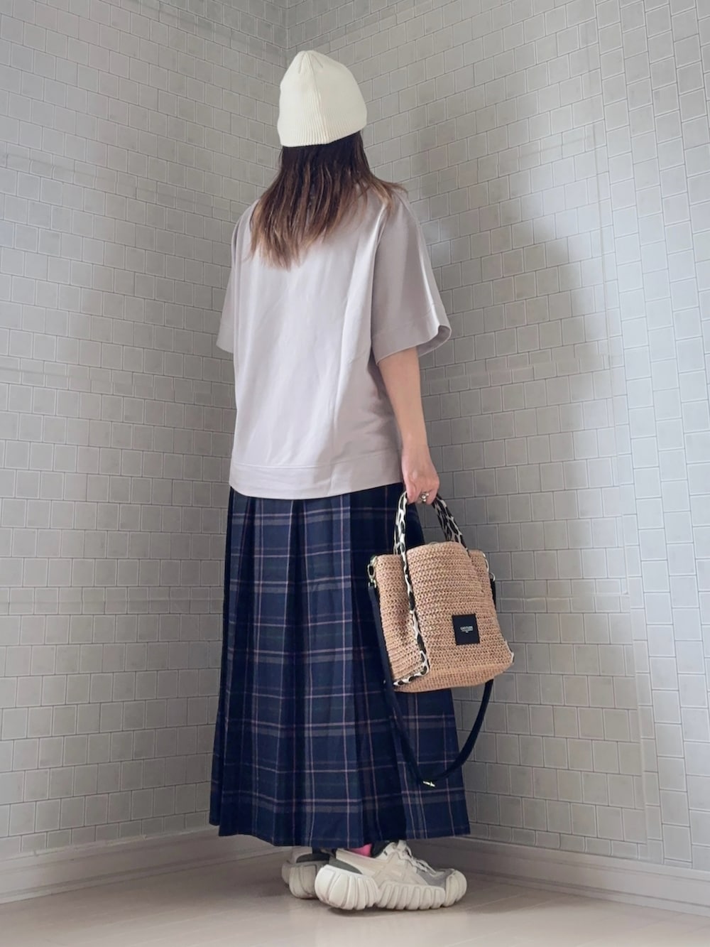 グレー系のTシャツ/カットソー、イエロー系のショルダーバッグ、ブルー系のスカートを着用したレディースの春コーディネートの3枚目の写真