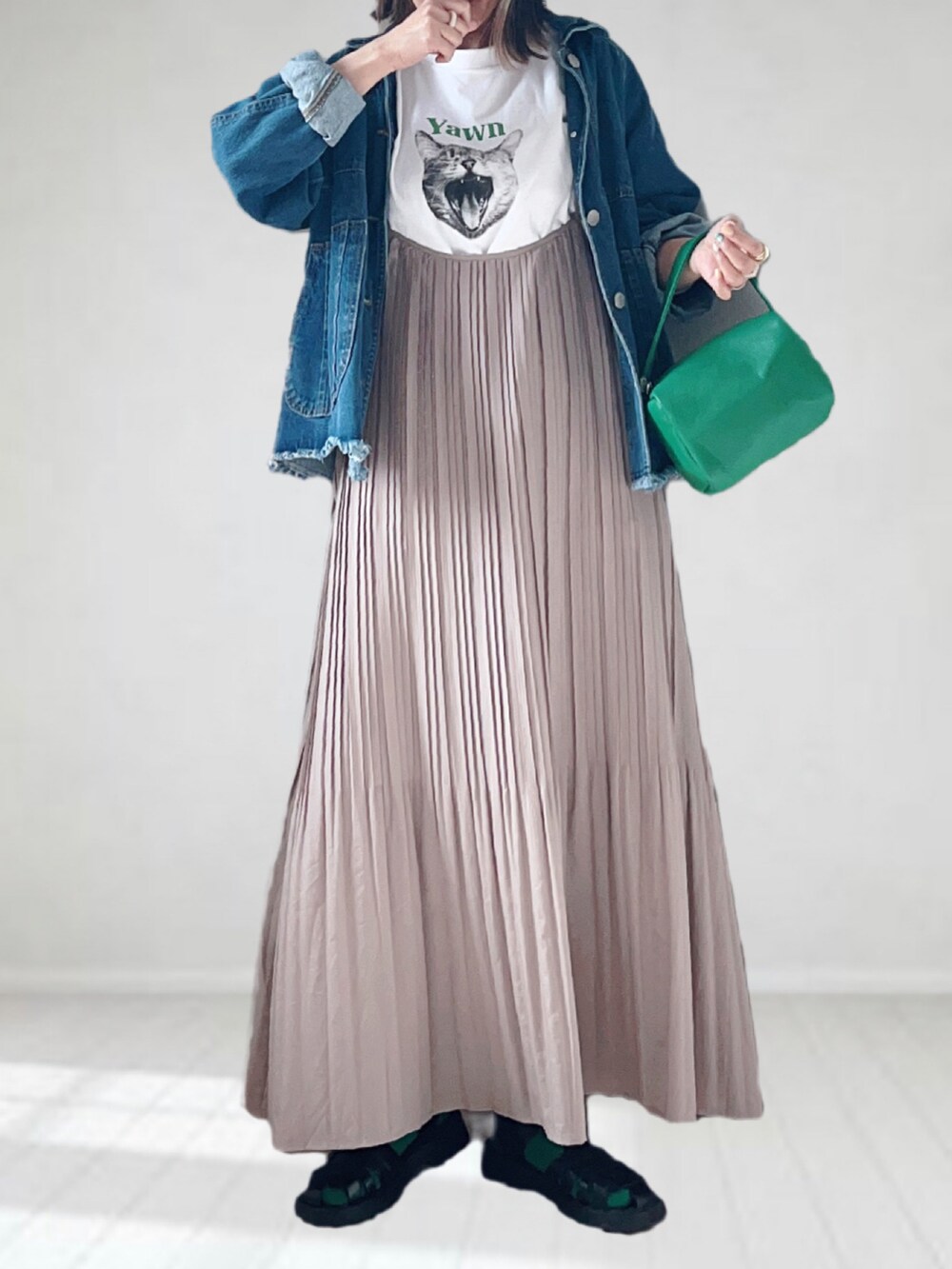 「FREDY&GLOSTER、白Tシャツ、キャミワンピ、ビタミンカラー、カラーソックス、グルカサンダル、デニムジャケット、ボストンバッグ、プチプラ、GRL、カラー×コーデ、淡色コーデ、プリーツスカート、ビッグシルエット」|「GLOSTERの【人気NO.1ヒットシリーズ】DOG&CAT 犬猫オーバーサイズTシャツ(Tシャツ/カットソー、ホワイト系)」を使った、UMiSatoさん(レディース・163cm)の春コーディネートの2枚目の写真