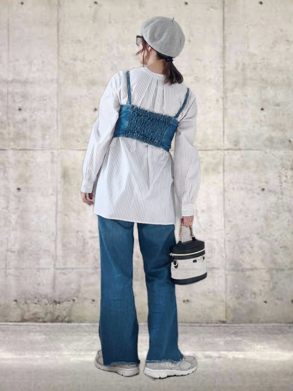 グレー系のシャツ/ブラウス、ブルー系のその他トップス、ブルー系のデニムパンツを着用したレディースの春コーディネートの3枚目の写真