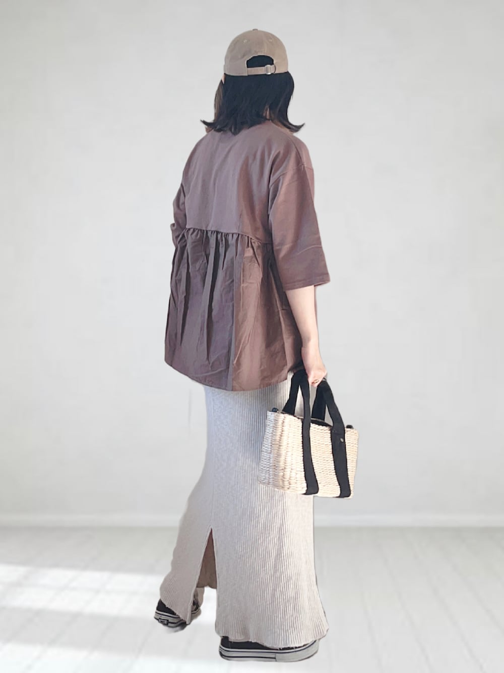 ブラウン系のTシャツ/カットソー、ホワイト系のスカート、ブラック系のトートバッグを着用したレディースの夏コーディネートの3枚目の写真