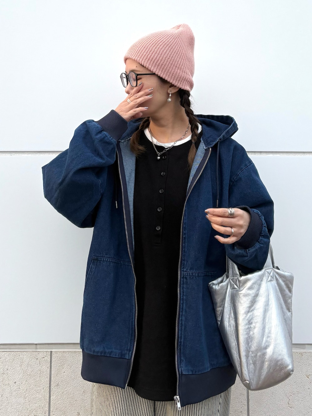 ブルー系のパーカー、ブラック系のTシャツ/カットソー、ブラウン系のスニーカーを着用したレディースの春コーディネートの5枚目の写真