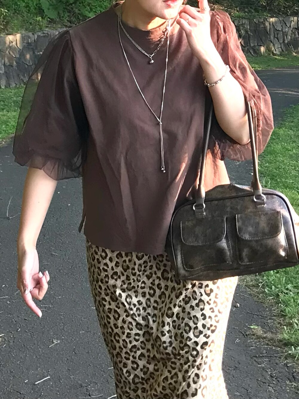 ブラウン系のTシャツ/カットソー、その他のスカート、ブラウン系のスニーカーを着用したレディースの夏コーディネートの2枚目の写真