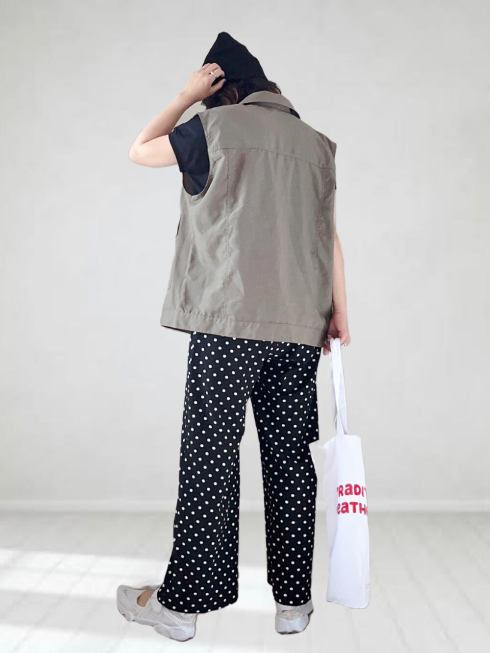 ブラック系のその他パンツ、グリーン系のベスト、ブラック系のTシャツ/カットソーを着用したレディースの夏コーディネートの2枚目の写真