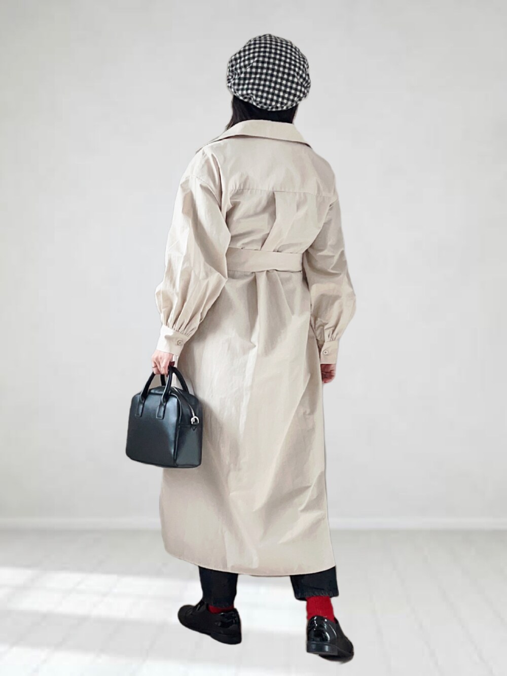 ベージュ系のシャツワンピース、ブラック系のTシャツ/カットソー、ブラック系のその他パンツを着用したレディースの秋コーディネートの2枚目の写真