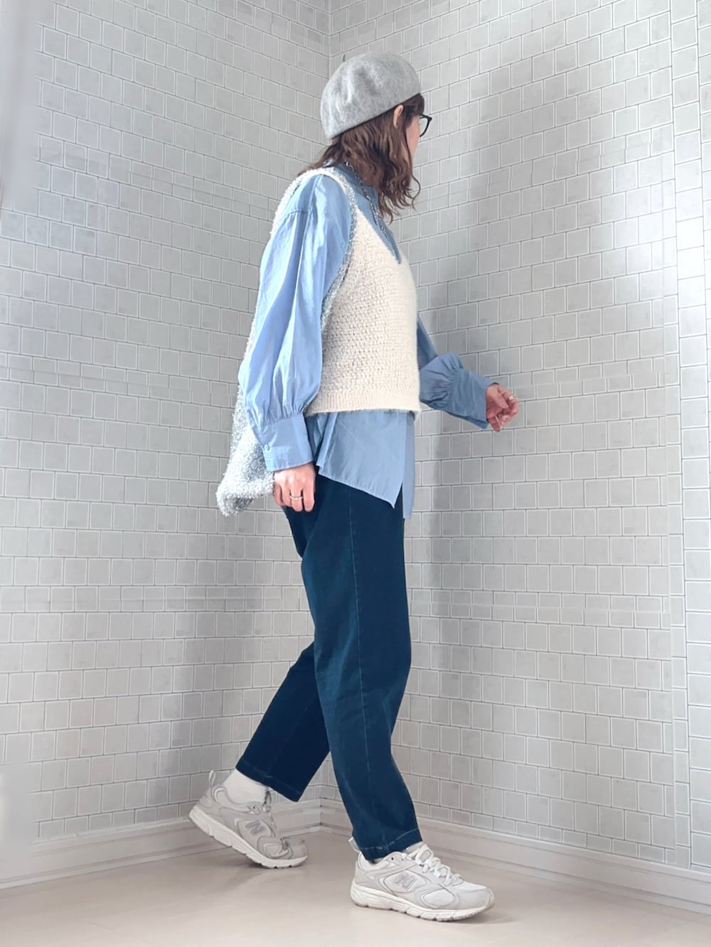 ブルー系のその他パンツ、ブルー系のシャツ/ブラウス、ホワイト系のベストを着用したレディースの春コーディネートの3枚目の写真