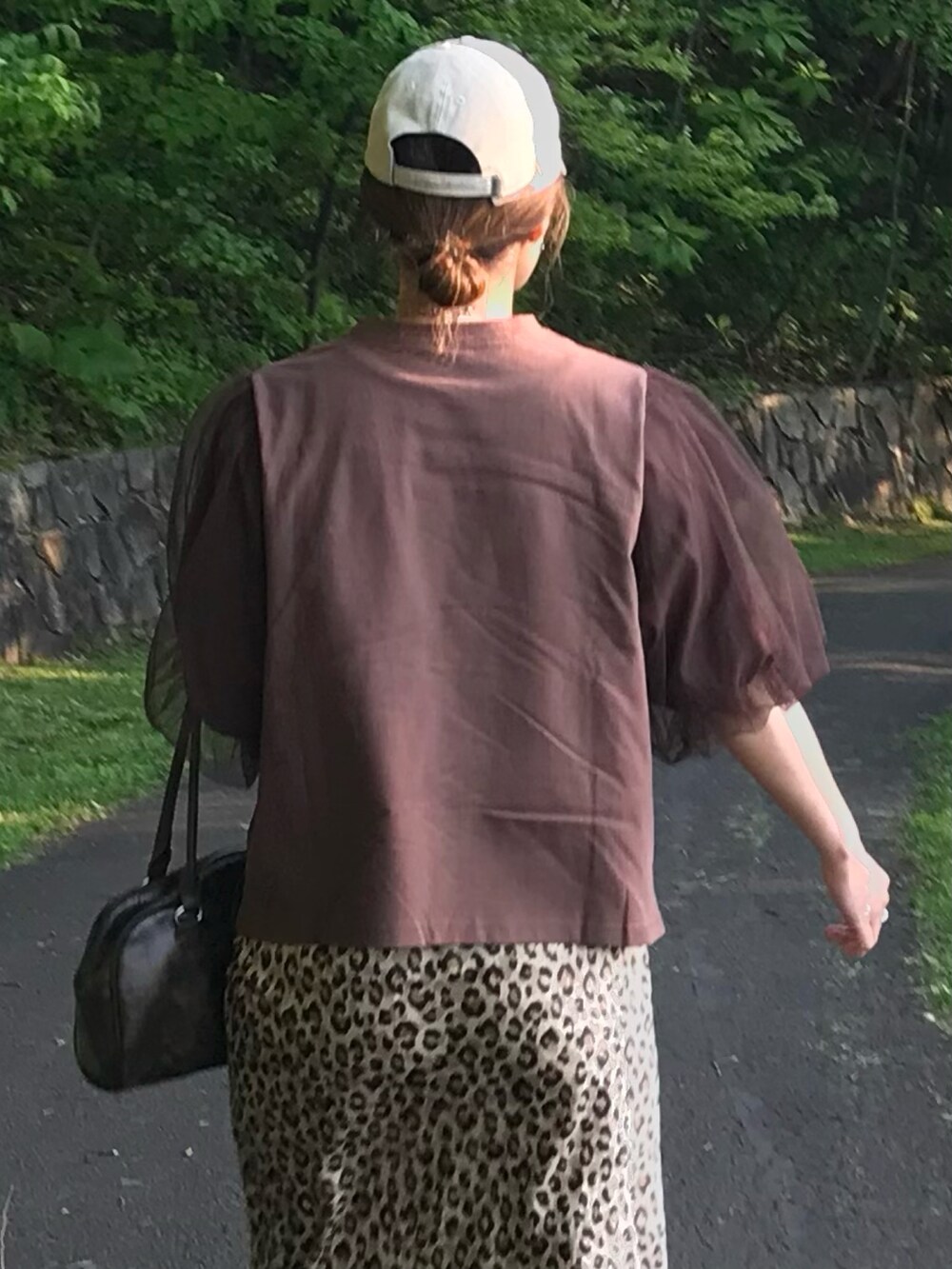 ブラウン系のTシャツ/カットソー、その他のスカート、ブラウン系のスニーカーを着用したレディースの夏コーディネートの3枚目の写真
