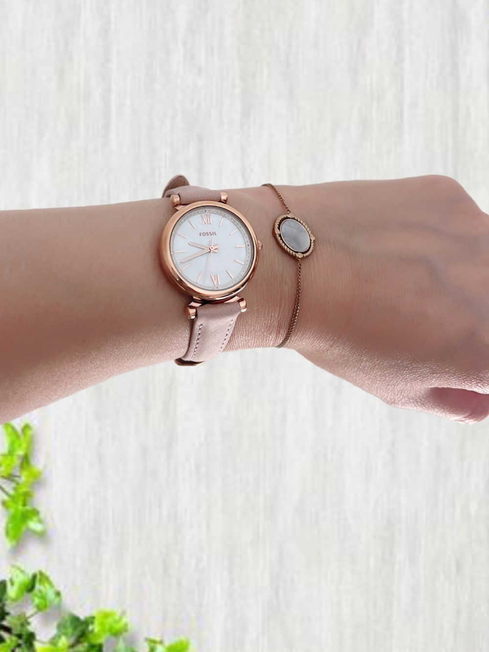 グリーン系のワンピース、ブラック系のかごバッグ、ホワイト系のサンダルを着用したレディースの春コーディネートの4枚目の写真